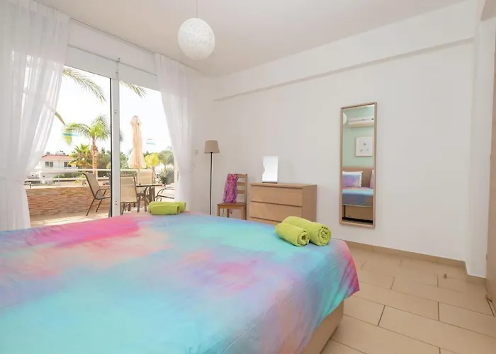 Narcissos 'nissi Beach' C3